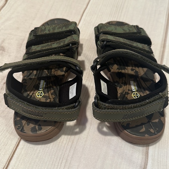 Khombu Boys Camouflage Print Velcro Sandals Size 2 - Picture 3 of 7